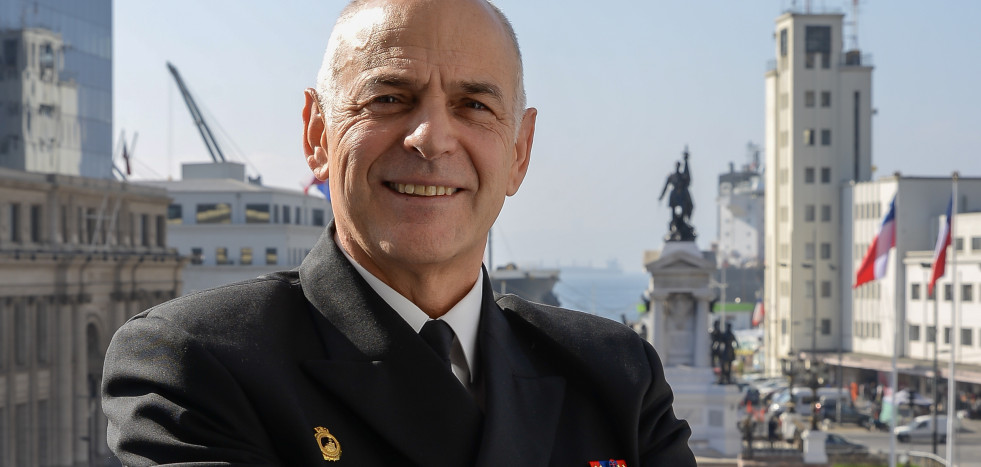 Almirante Juan Andrés De la Maza Firma Armada de Chile