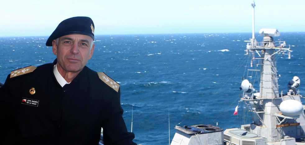 Amirante Juan Andrés De la Maza supervisando un ejercicio de la Escuadra Nacional Firma Armada de Chile