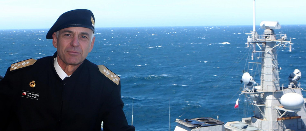 Amirante Juan Andrés De la Maza supervisando un ejercicio de la Escuadra Nacional Firma Armada de Chile