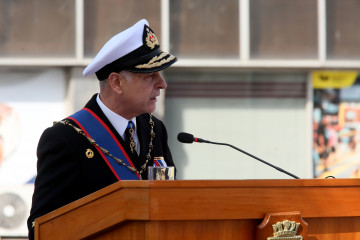 Almirante Juan Andrés De la Maza en ceremonia de comemoración del Combate Naval de Iquique en Valparaíso Firma Ministerio de Defensa Nacional de Chile